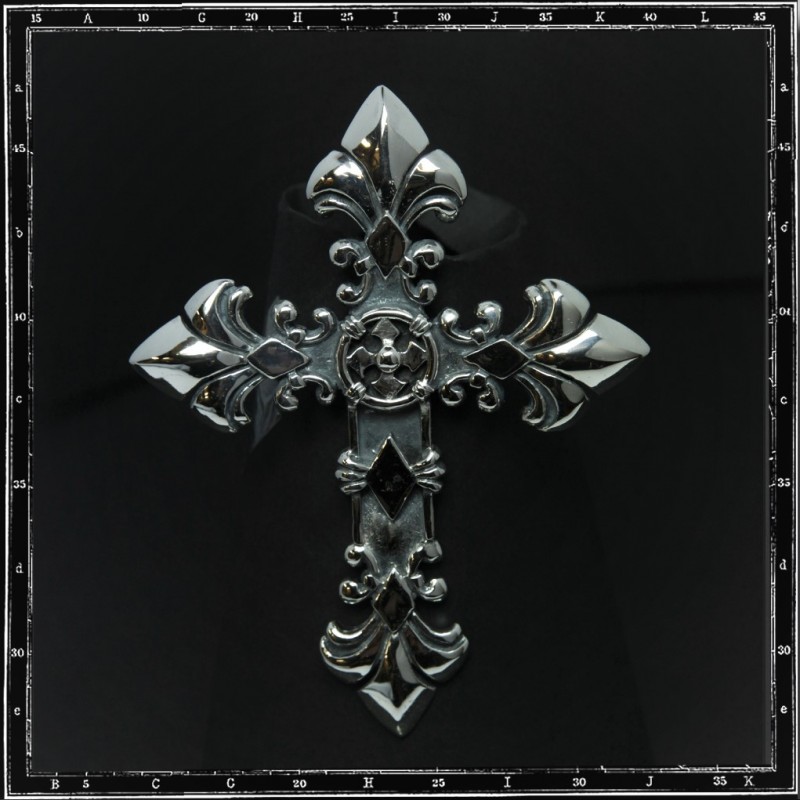 X large classic cross pendant