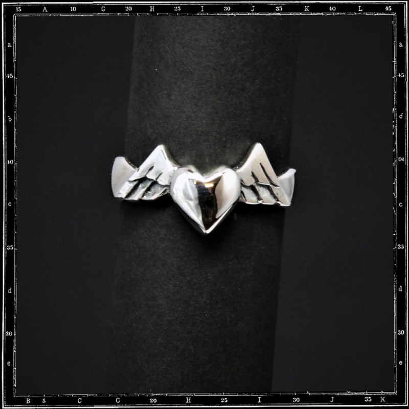 Small heart & wings ring