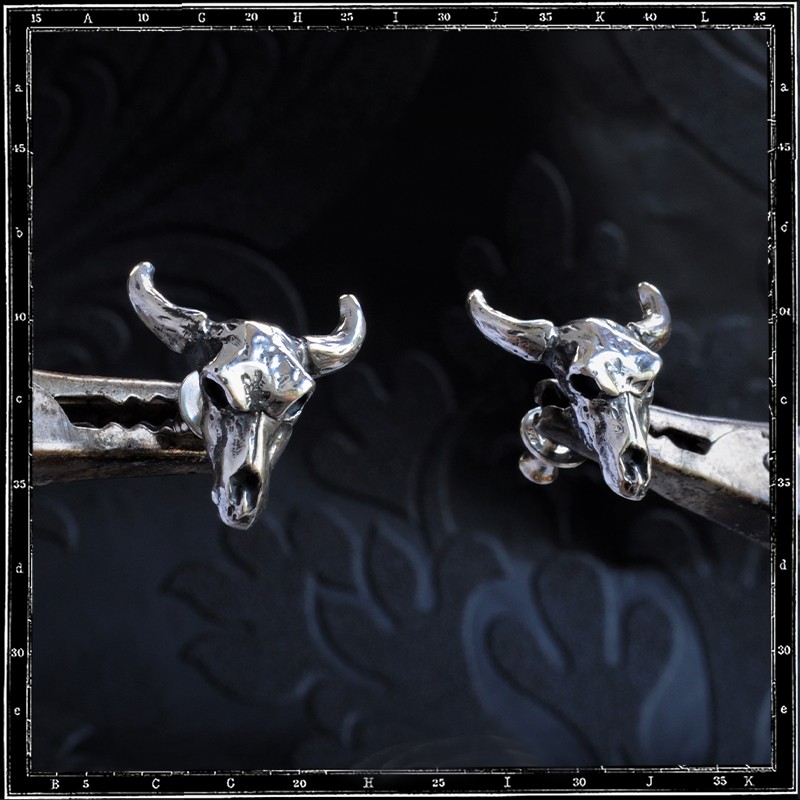 Cow skull stud (single)