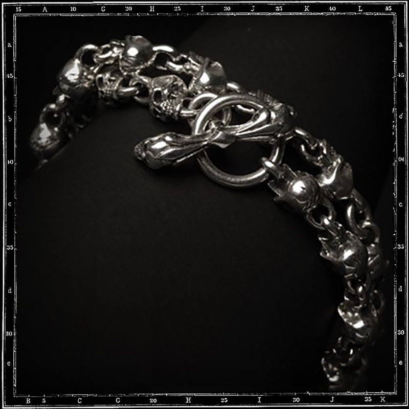 Medium skull link necklace with Skulls T-Bar