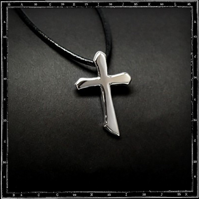 Cross pendant (Medium plain)