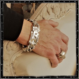 Buckle chain bracelet