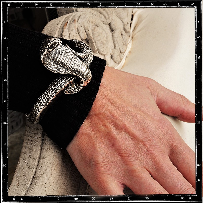 Large cobra bracelet