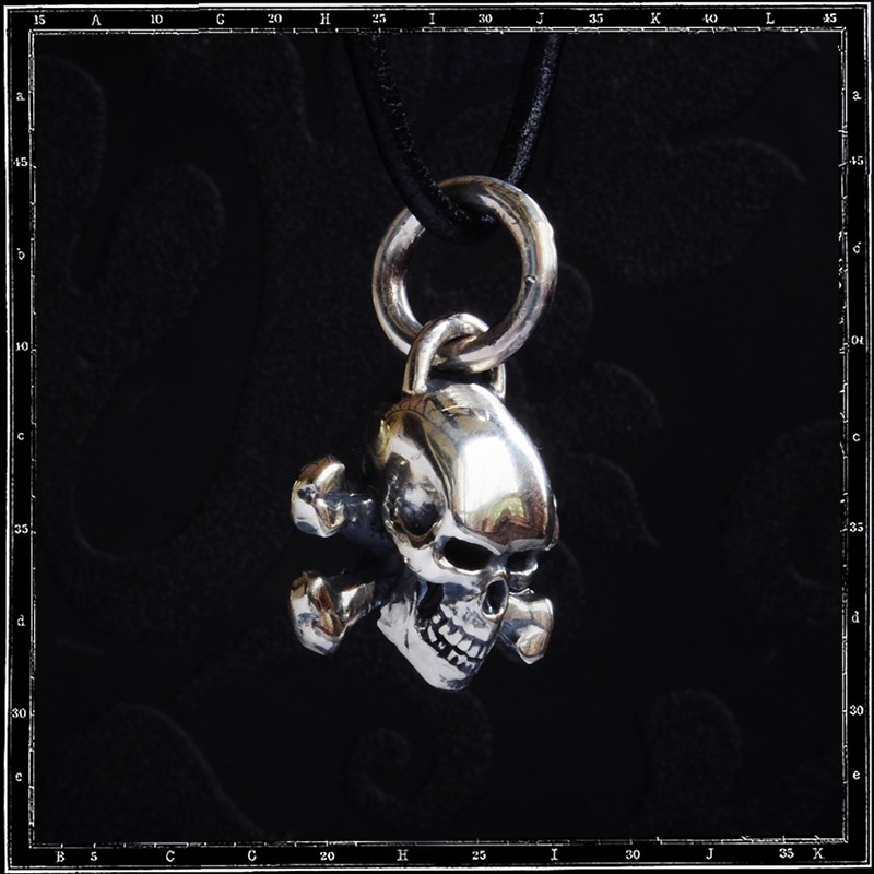 Skull & crossbones pendant