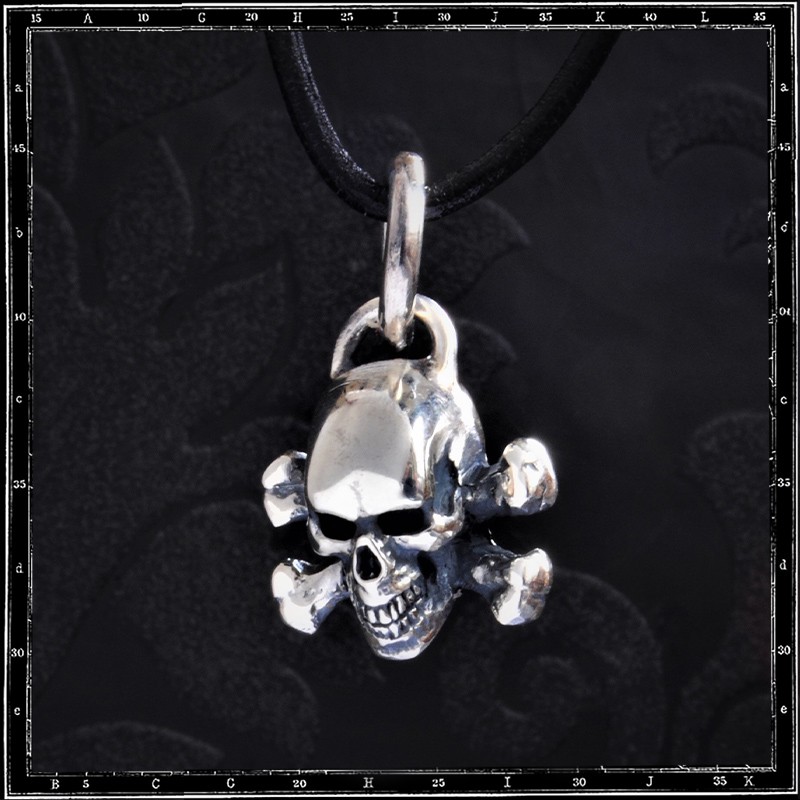 Skull & crossbones pendant