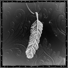 Louvres Feather Pendant (medium)