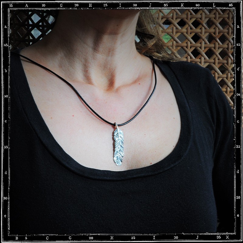 Louvres Feather Pendant (medium)