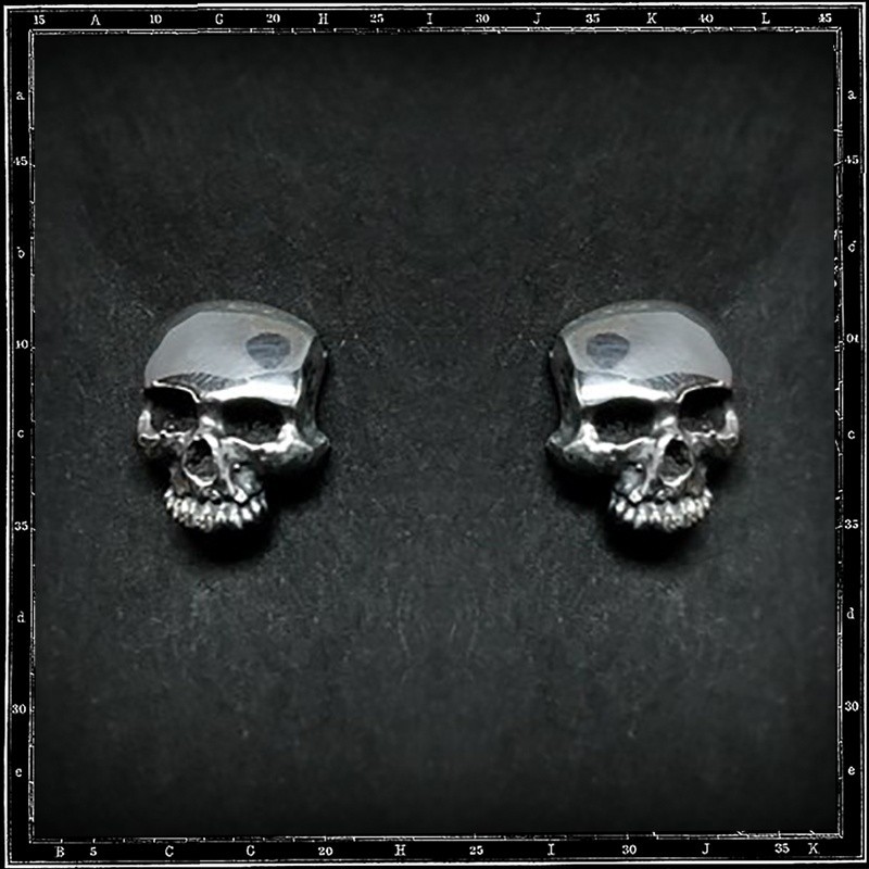 Plain skull stud earrings