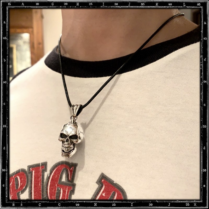Large skull pendant (hinged jaw)