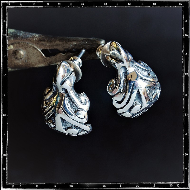 Curved Tudor Stud (pair)