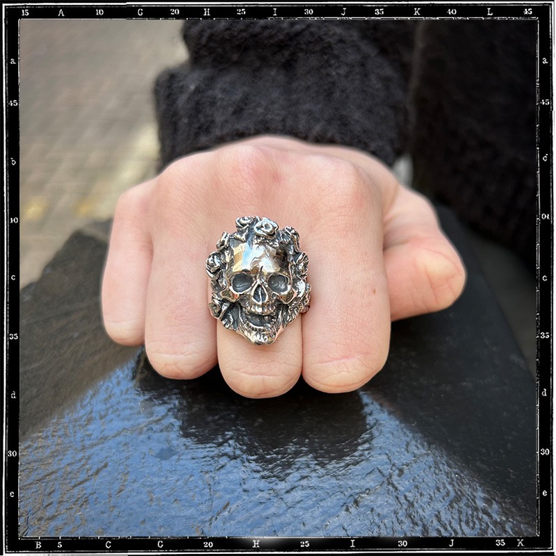 Bed of Roses Skull