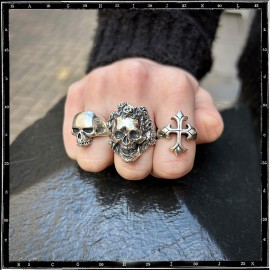 Bed of Roses Skull