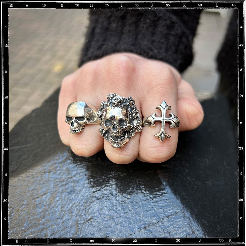 Bed of Roses Skull