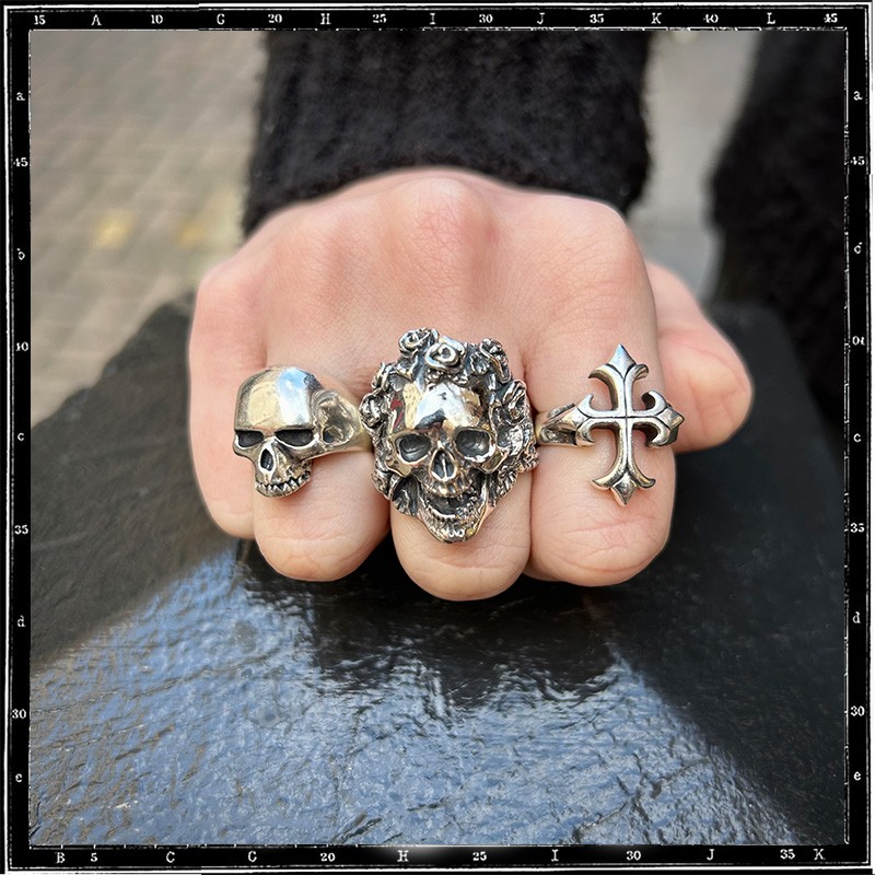 Bed of Roses Skull