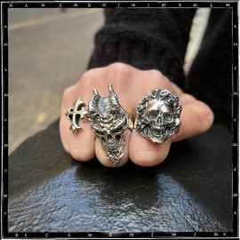 Bed of Roses Skull