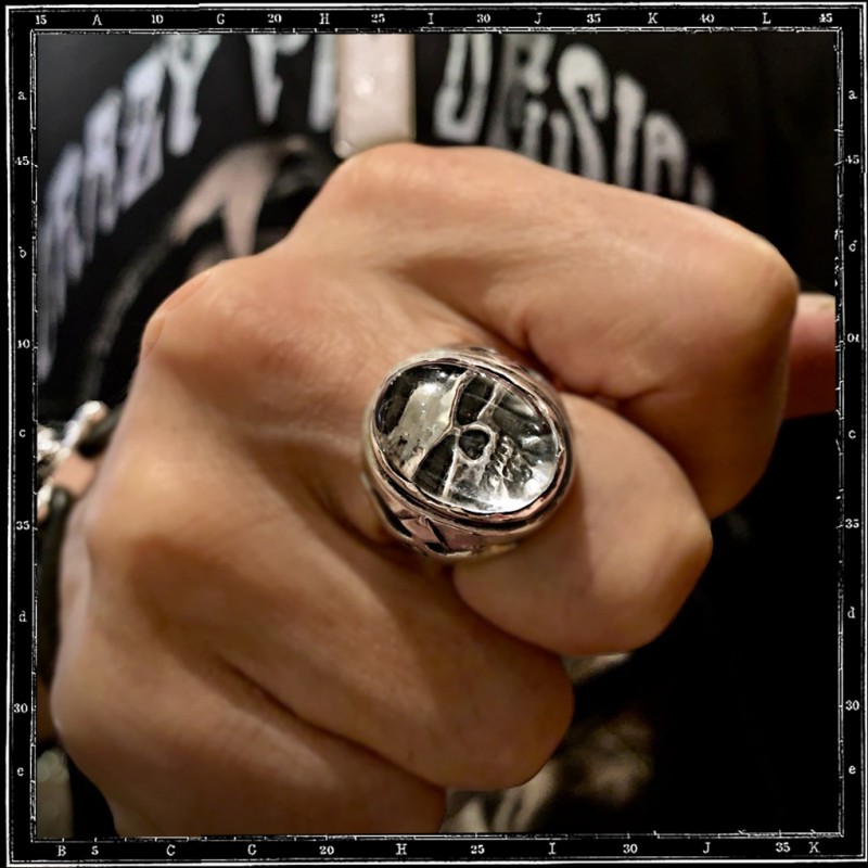 Crystal skull ring (large)