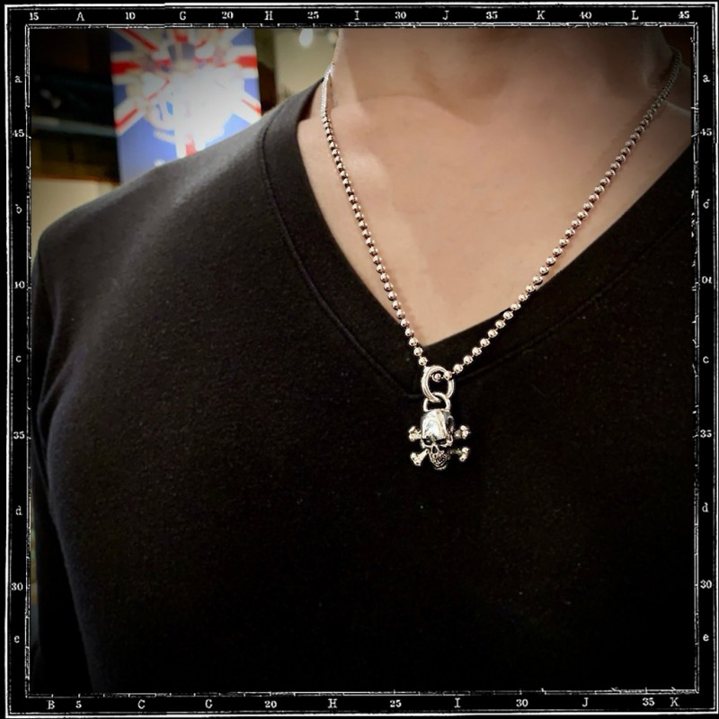 Skull & crossbones pendant Skull & crossbones pendant