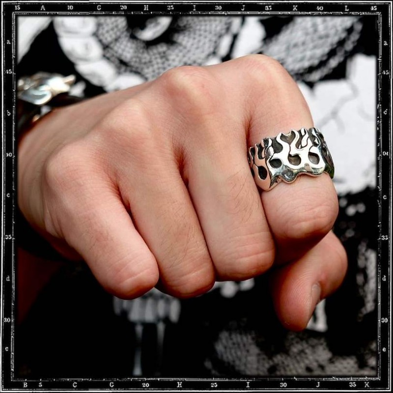 FLAMES BAND RING