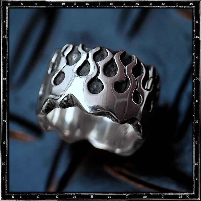 FLAMES BAND RING