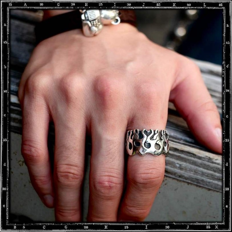 FLAMES BAND RING
