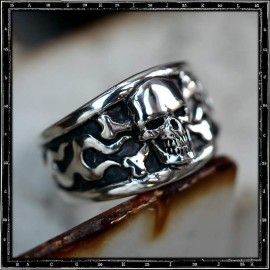 Skull and crossbone classic ring Skull and crossbone classic ring