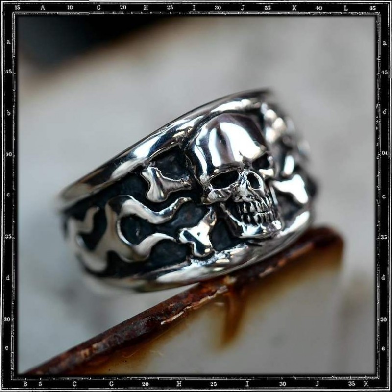 Skull and crossbone classic ring Skull and crossbone classic ring