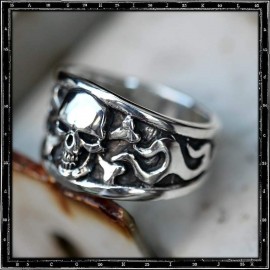 Skull and crossbone classic ring Skull and crossbone classic ring
