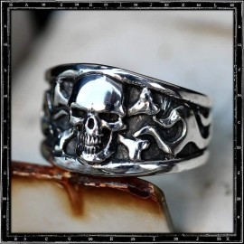 Skull and crossbone classic ring Skull and crossbone classic ring