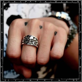 Skull and crossbone classic ring Skull and crossbone classic ring