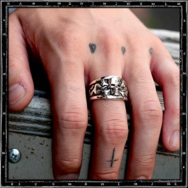 Skull and crossbone classic ring Skull and crossbone classic ring