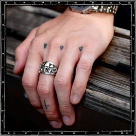 Skull and crossbone classic ring Skull and crossbone classic ring