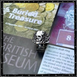 Flat skull & cross bones ring