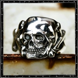 Flat skull & cross bones ring
