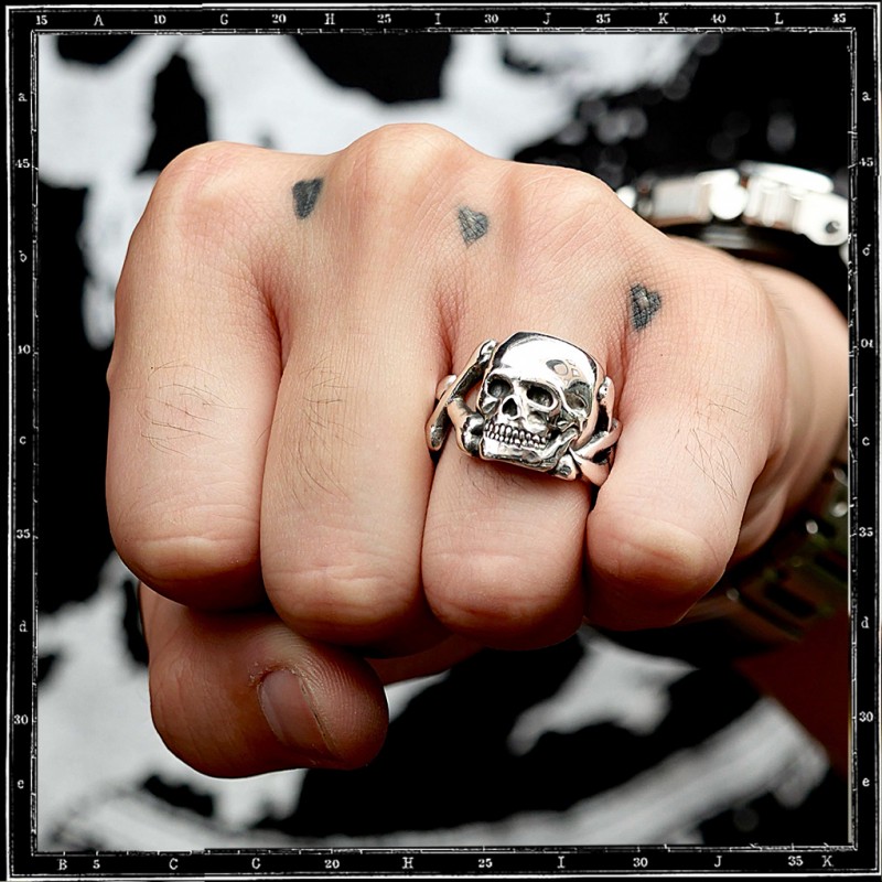 Flat skull & cross bones ring