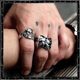 Flat skull & cross bones ring