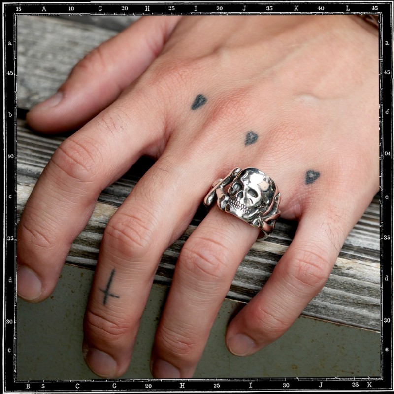Flat skull & cross bones ring
