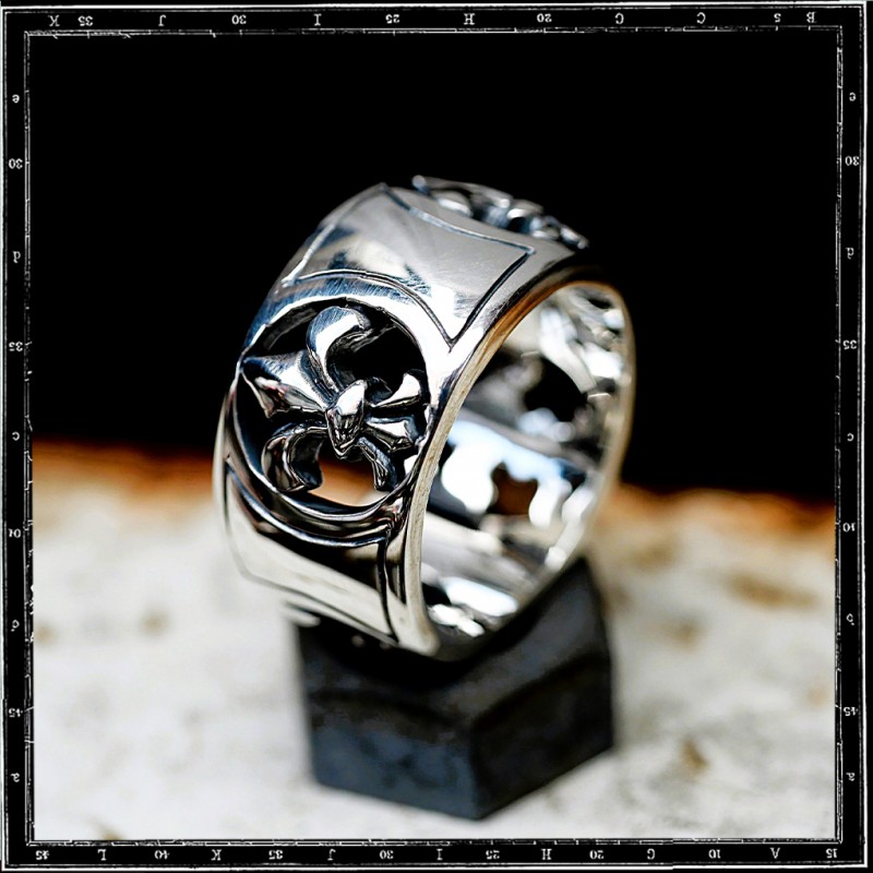 4 FLEUR DE LYS BAND RING 4 FLEUR DE LYS BAND RING