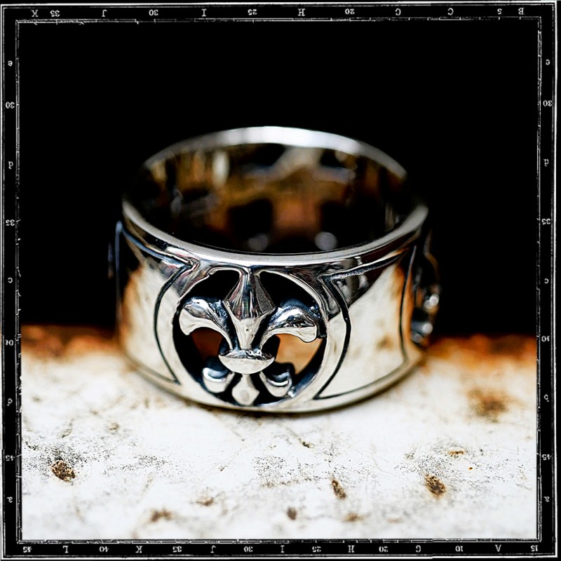 4 FLEUR DE LYS BAND RING 4 FLEUR DE LYS BAND RING