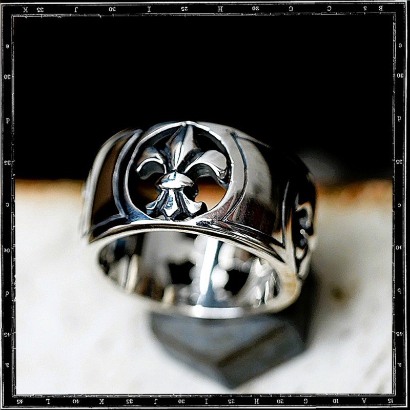 4 FLEUR DE LYS BAND RING 4 FLEUR DE LYS BAND RING