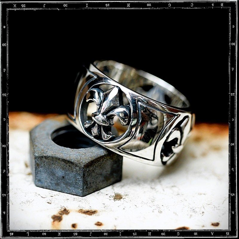 4 FLEUR DE LYS BAND RING 4 FLEUR DE LYS BAND RING